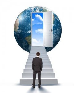 profesional abriendo puertas